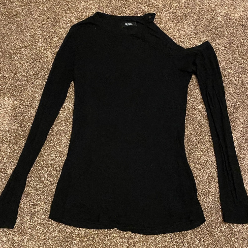 Michale Lauren ribbed long sleeve with cut out shoulder.